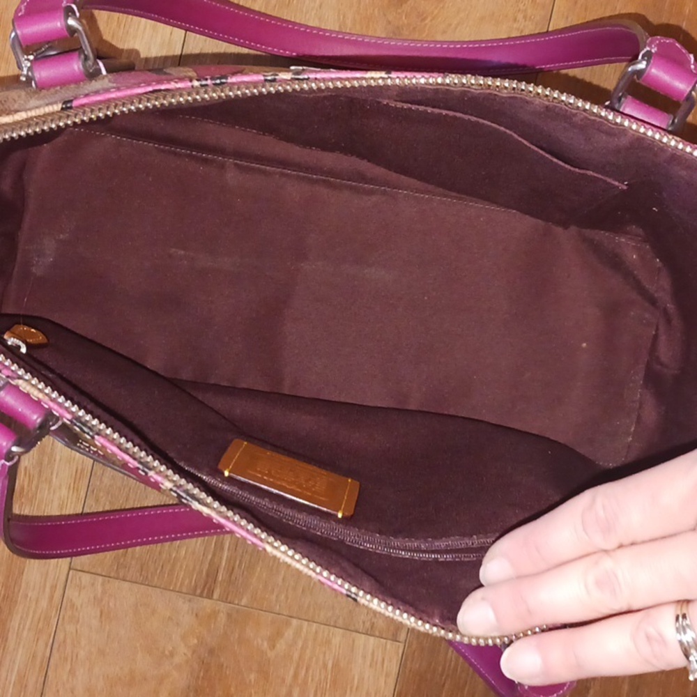 Coach Gallery Tote - Singature Print With Pink Bows - Picture 9 of 14